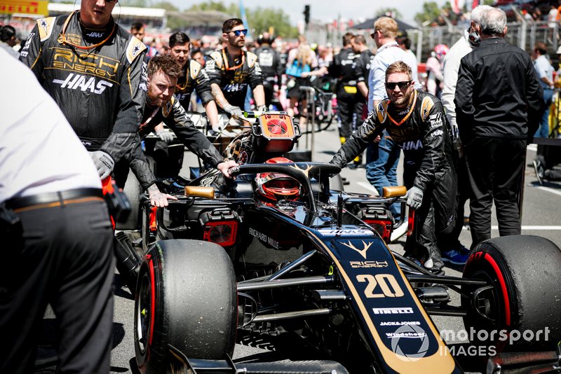 Kevin Magnussen, Haas F1 Team VF-19, arriva sulla griglia
