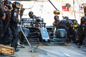 Romain Grosjean, Haas F1 Team VF-19 pit stop 