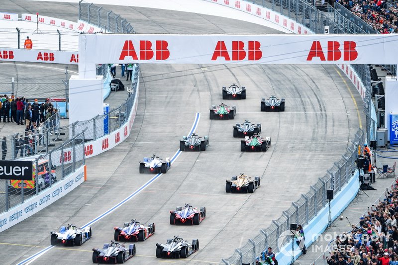 The start with Sébastien Buemi, Nissan e.Dams, Nissan IMO1, leading Stoffel Vandoorne, HWA Racelab, VFE-05, Lucas Di Grassi, Audi Sport ABT Schaeffler, Audi e-tron FE05, Gary Paffett, HWA Racelab, VFE-05, Daniel Abt, Audi Sport ABT Schaeffler, Audi e-tron FE05, Alex Lynn, Panasonic Jaguar Racing, Jaguar I-Type 3, Antonio Felix da Costa, BMW I Andretti Motorsports, BMW iFE.18, Jean-Eric Vergne, DS TECHEETAH, DS E-Tense FE19, Pascal Wehrlein, Mahindra Racing, M5 Electro, Jérôme d'Ambrosio, Mahindra Racing, M5 Electro, Alexander Sims, BMW I Andretti Motorsports, BMW iFE.18, Oliver Rowland, Nissan e.Dams, Nissan IMO1, Sam Bird, Envision Virgin Racing, Audi e-tron FE05 