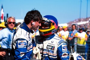 Jacques Villeneuve, Williams congratulates race winner Damon Hill, Williams and Charlie Whiting, FIA official delegate