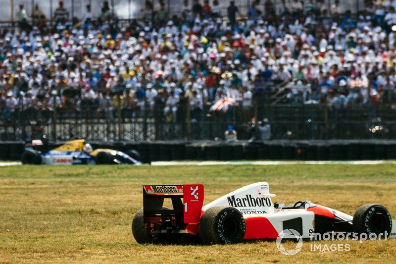 El McLaren MP4-6B Honda de Ayrton Senna tras abandonar. A lo lejos, Nigel Mansell, Williams FW14B Renault