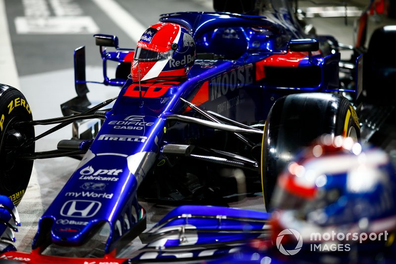 El casco de Daniil Kvyat, Toro Rosso, descansa en la cabina de un Toro Rosso STR14