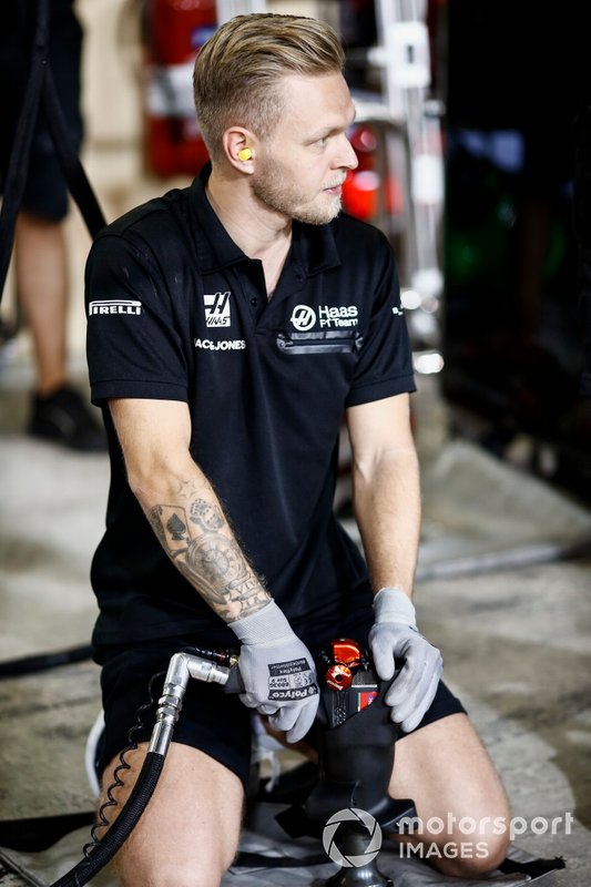 Kevin Magnussen, Haas F1 Team, uses a wheel gun