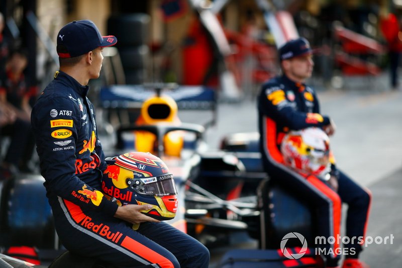 Max Verstappen, Red Bull Racing y Alexander Albon, Red Bull Racing, posan para la foto de grupo