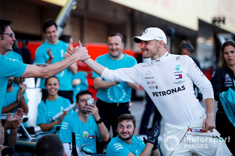 Valtteri Bottas, Mercedes AMG F1 y el equipo Mercedes celebrando su sexto Mundial de constructores consecutivo