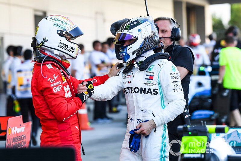 Sebastian Vettel, Ferrari, secondo classificato, si congratula con Valtteri Bottas, Mercedes AMG F1, primo classificato, al Parc Ferme
