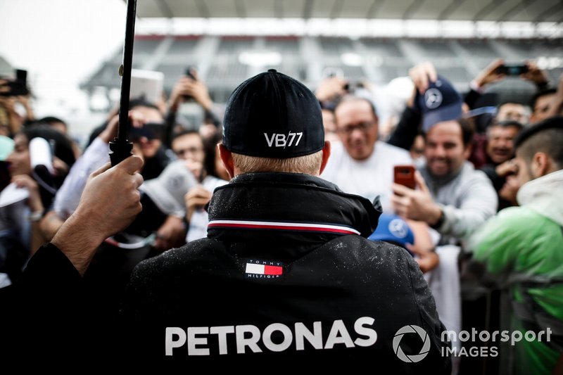Valtteri Bottas, Mercedes AMG F1 firma un autógrafo para un fan