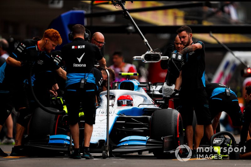 Robert Kubica, Williams FW42, in the pits during practice