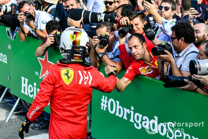 Sebastian Vettel, Ferrari, si congratula con il team dopo le Qualifiche