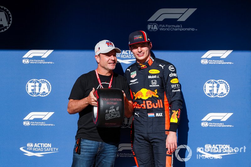 Il poleman Max Verstappen, Red Bull Racing riceve il Pirelli Pole Position Award da Rubens Barrichello