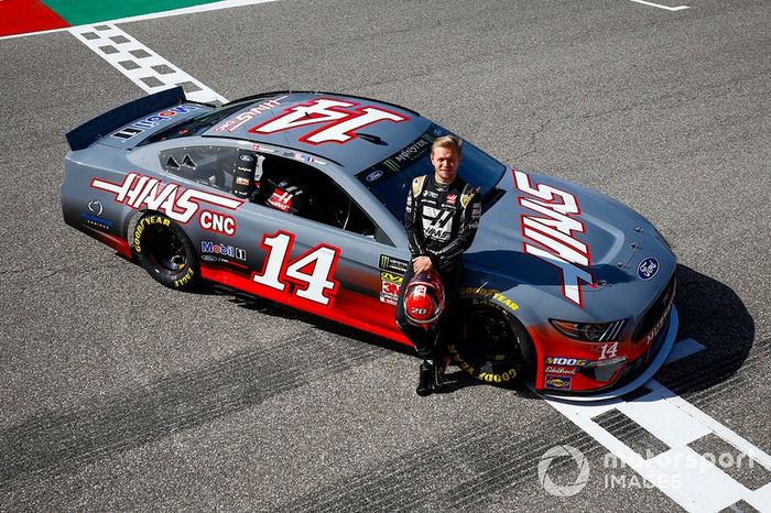 Kevin Magnussen, del equipo Haas F1 Team, posa con un NASCAR