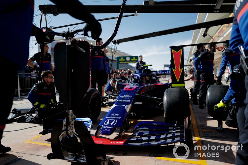 El equipo Toro Rosso practica una parada en boxes
