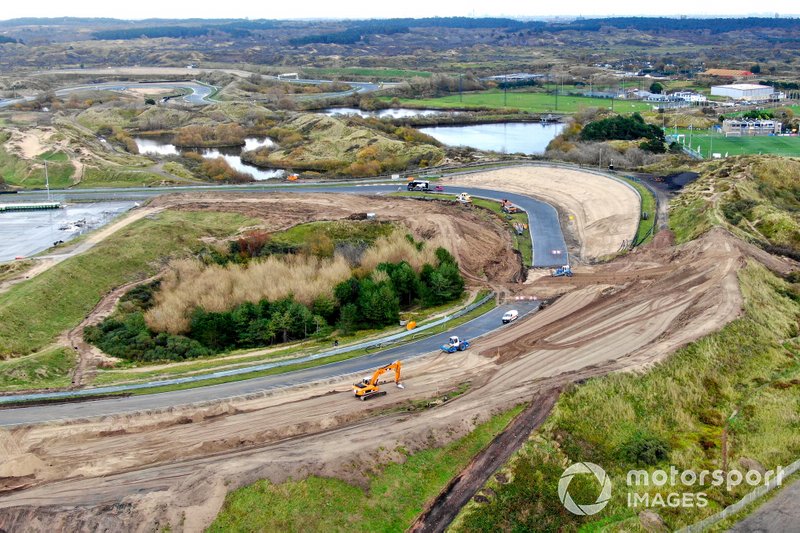 Trabajos de construcción en el autódromo de Zandvoort para el Gran Premio de Holanda