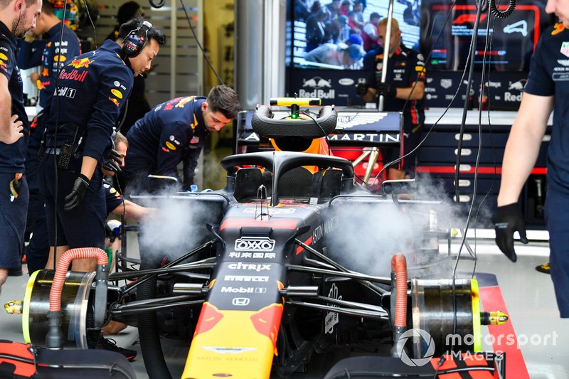 Механики Red Bull Racing и автомобиль RB15 Александра Элбона