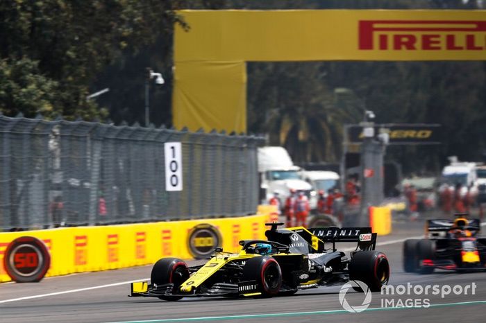 Daniel Ricciardo, Renault F1 Team R.S.19, Max Verstappen, Red Bull Racing RB15