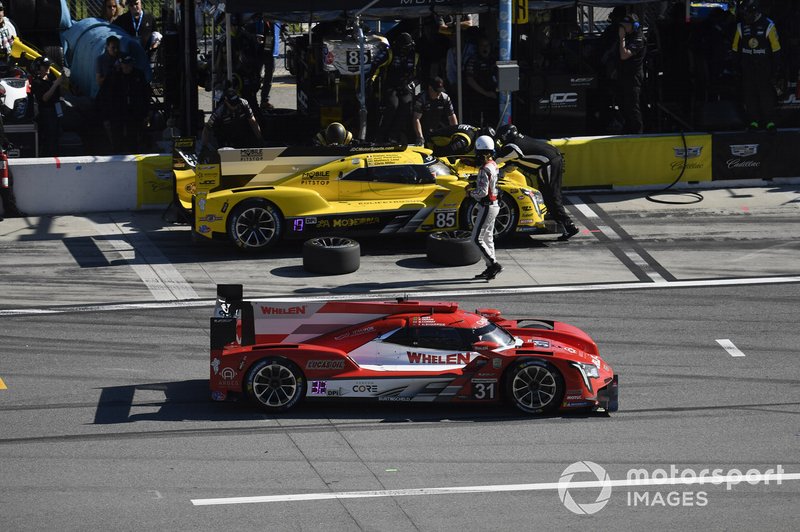 #85 JDC-Miller Motorsports Cadillac DPi, DPi: Matheus Leist, Chris Miller, Tristan Vautier, Juan Piedrahita pit stop, #31 Whelen Engineering Racing Cadillac DPi, DPi: Filipe Albuquerque, Pipo Derani, Mike Conway, Felipe Nasr