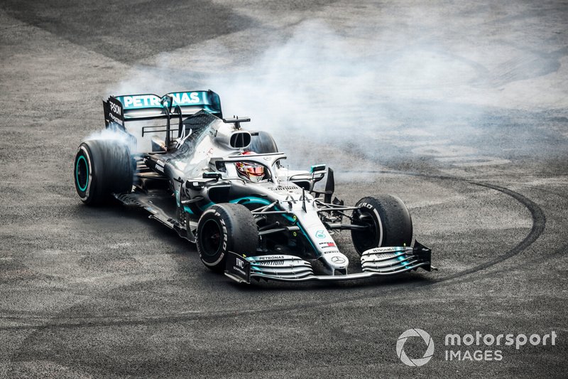 Ganador de la carrera Lewis Hamilton, Mercedes AMG F1 W10 realiza un donut