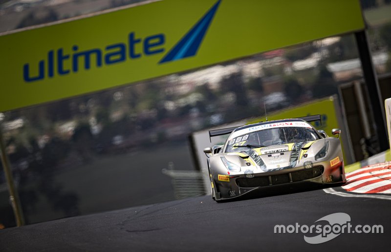 #27 Hub Auto Corsa Ferrari 488 GT3: Marcos Gomes, Tim Slade, Daniel Serra