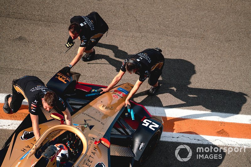 Mechanics push Jean-Eric Vergne, DS TECHEETAH, DS E-Tense FE20 back into the garage