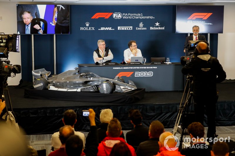 Ross Brawn, Managing Director di Motorsports, FOM, Chase Carey, Chairman, Formula 1 e Nikolaz Tombazi svelano le regole 2021 di Formula 1 inconferenza stampa. Jean Todt, President, FIA, ascolta via video