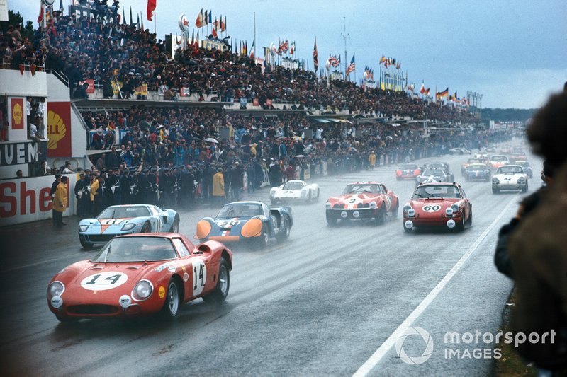 #14 North American Racing Team, Ferrari 250LM: Masten Gregory, Charlie Kolb all'inizio della gara alle 24 ore di Le Mans del 1968