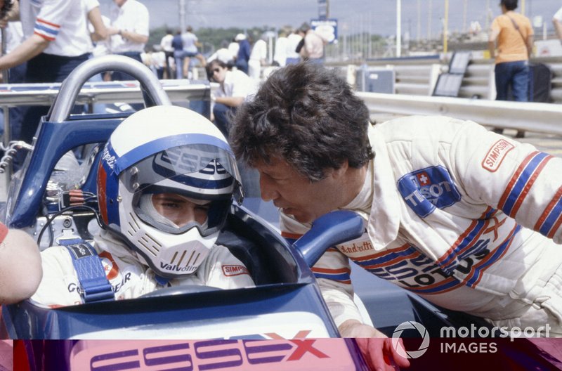 Elio de Angelis, en el Lotus 81-Ford Cosworth de 1980, con el famoso casco modelo Bandit de la marca Simpson. Al lado su compañero de equipo Mario Andretti con el nomex Simpson.