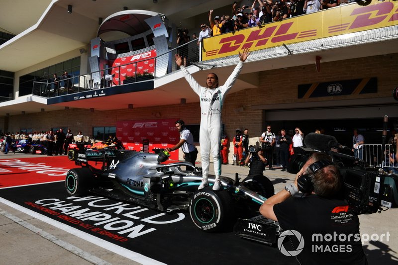 Lewis Hamilton, Mercedes AMG F1, 2ª posición, celebra en el Parc Ferme tras conseguir el título mundial de pilotos por sexta vez