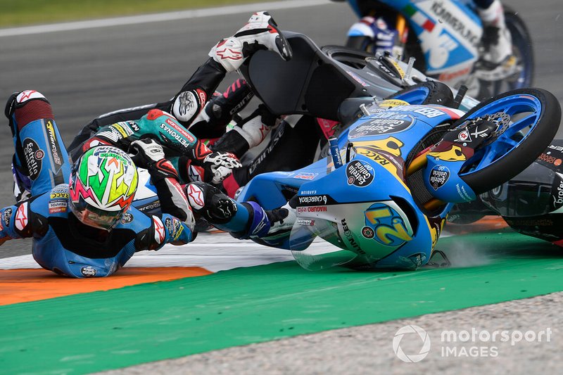 Завал на гонке Moto3 в Валенсии