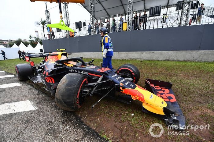 El coche dañado de Alexander Albon, Red Bull RB15