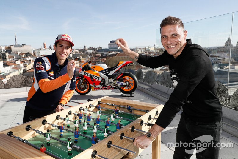 Marc Márquez y Joaquín se enfrentan a futbolín