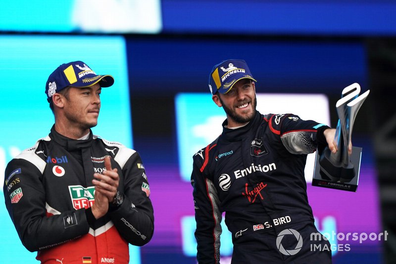 Andre Lotterer, Porsche, celebrates on the podium Sam Bird, Virgin Racing, on the podium
