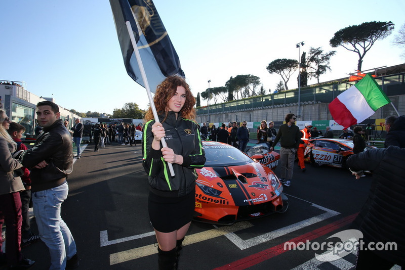 Ombrellina sulla griglia di partenza di gara 1 Pro Pro Am