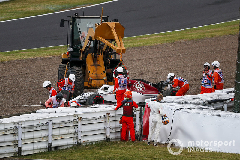 The crashed car of Marcus Ericsson, Sauber C37 is recovered on Q1