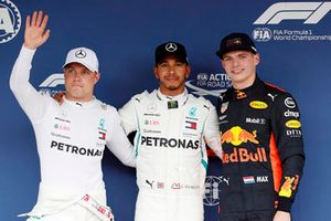 Il poleman Lewis Hamilton, Mercedes AMG F1, il secondo qualificato Valtteri Bottas, Mercedes AMG F1, il terzo qualificato Max Verstappen, Red Bull Racing
