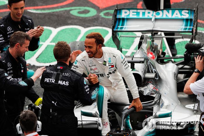 Lewis Hamilton, Mercedes AMG F1, celebra convertirse en Campeón por quinta vez con su equipo