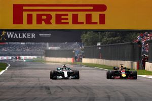 Lewis Hamilton, Mercedes AMG F1 W09 EQ Power+, en lutte avec Daniel Ricciardo, Red Bull Racing RB14