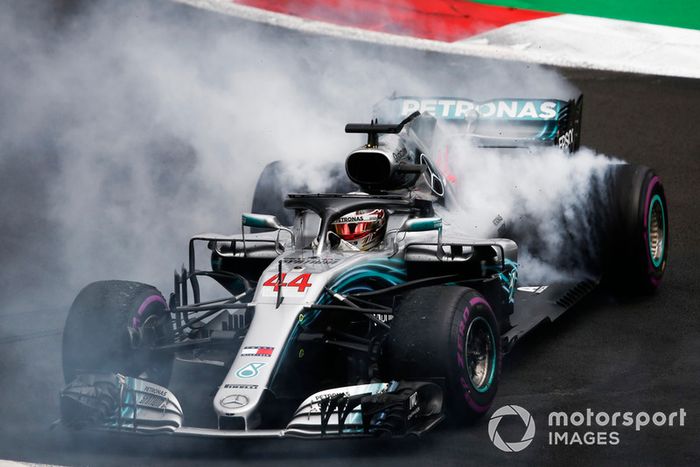 Lewis Hamilton, Mercedes AMG F1 W09 EQ Power +, realiza donas después de asegurar su quinto título mundial de pilotos
