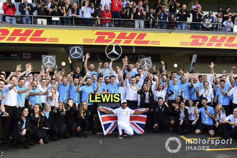 Lewis Hamilton, Mercedes AMG F1 celebrates with his team 