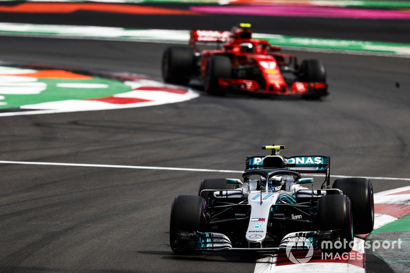 Valtteri Bottas, Mercedes AMG F1 W09 EQ Power+, y Kimi Raikkonen, Ferrari SF71H