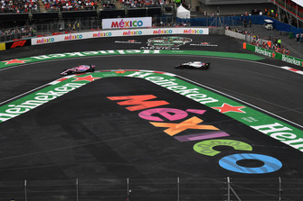 Esteban Ocon, Racing Point Force India VJM11 and Lance Stroll, Williams FW41