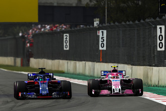 Brendon Hartley, Toro Rosso STR13, battles with Esteban Ocon, Racing Point Force India VJM11