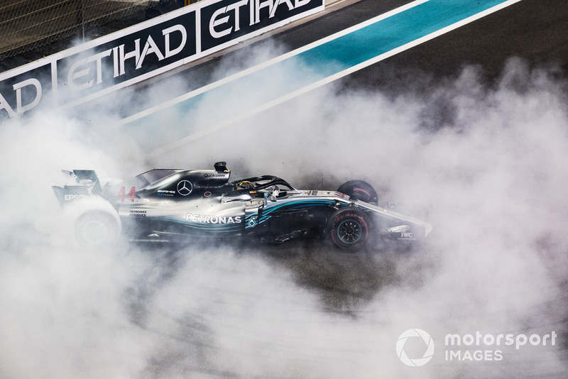 Lewis Hamilton, fait des donuts sur la grille