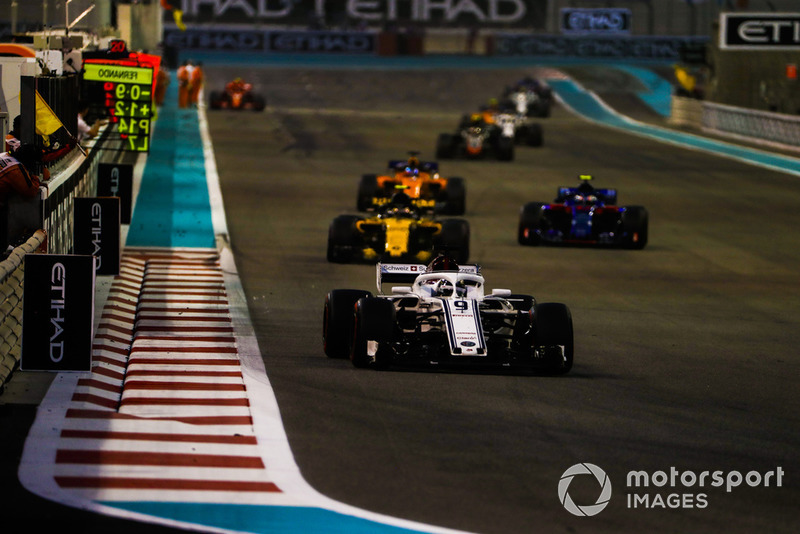 Marcus Ericsson, Sauber C37, leads Carlos Sainz Jr., Renault Sport F1 Team R.S. 18, Pierre Gasly, Scuderia Toro Rosso STR13, and Fernando Alonso, McLaren MCL33