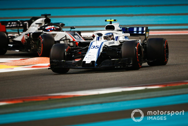 Sergey Sirotkin, Williams FW41 precede Romain Grosjean, Haas F1 Team VF-18