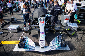 The car of Lewis Hamilton, Mercedes AMG F1 W09 EQ Power+, on the grid with engineers