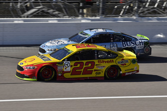 Joey Logano, Team Penske, Ford Fusion Shell Pennzoil and Kevin Harvick, Stewart-Haas Racing, Ford Fusion Busch Light