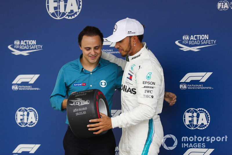 Felipe Massa menyerahkan trofi pole pada Lewis Hamilton, Mercedes AMG F1