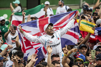 Un tifoso di Lewis Hamilton, Mercedes AMG F1, festeggia con una Union Jack