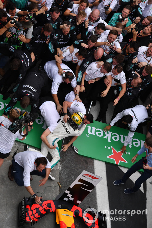 Crollano le transenne mentre Lewis Hamilton, Mercedes AMG F1, festeggia nel parco chiuso con i suoi meccanici