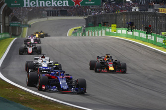 Pierre Gasly, Toro Rosso STR13 Honda, leads Daniel Ricciardo, Red Bull Racing RB14 Tag Heuer, and Marcus Ericsson, Sauber C37 Ferrari.